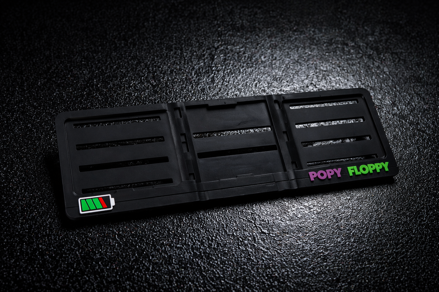 Рамка Заредено — снимка на продукта, показваща мотива с икона на батерия върху мат черно тяло