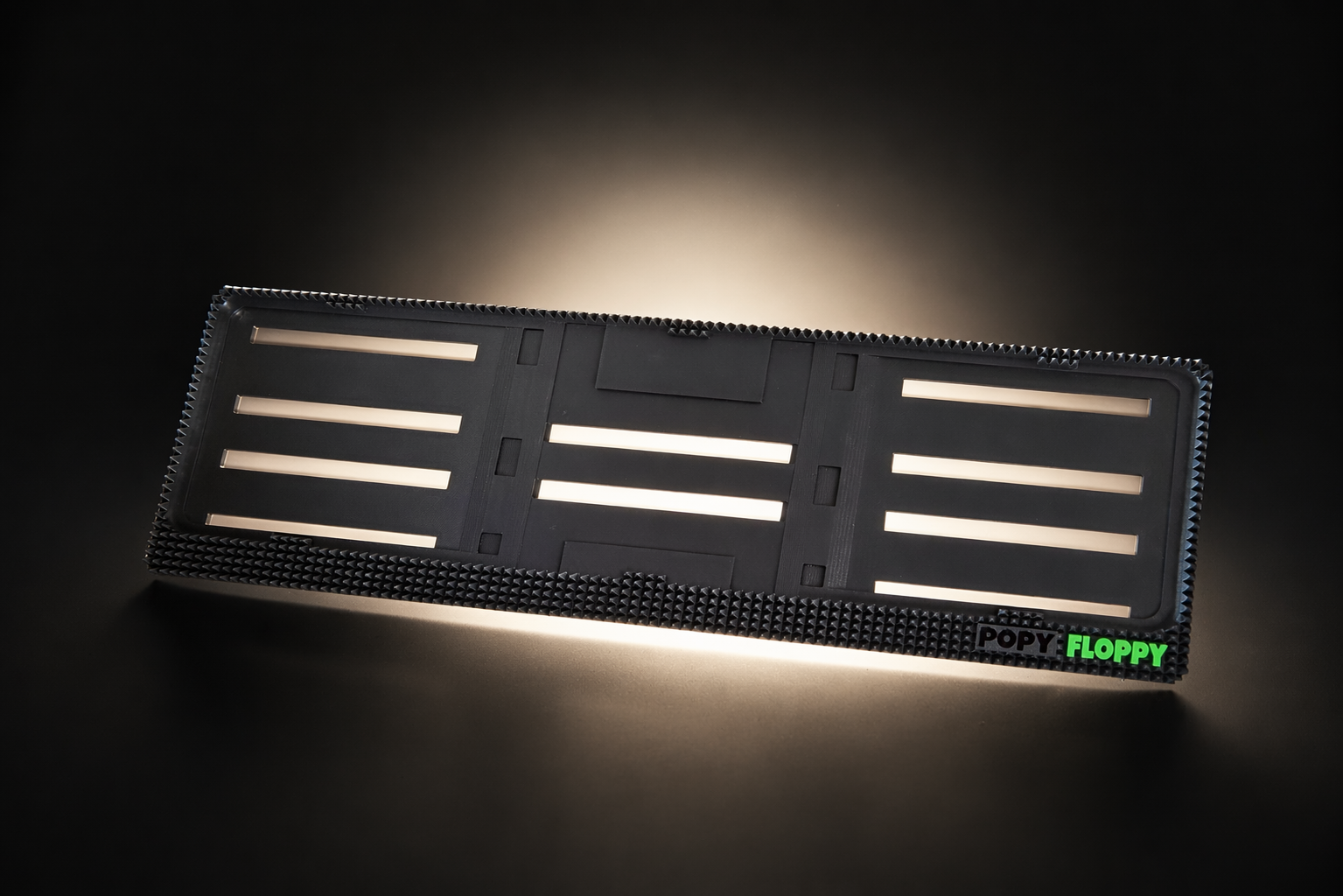 Рамка Пирамида — преден кадър, показващ релефната текстура от пирамидални шипове