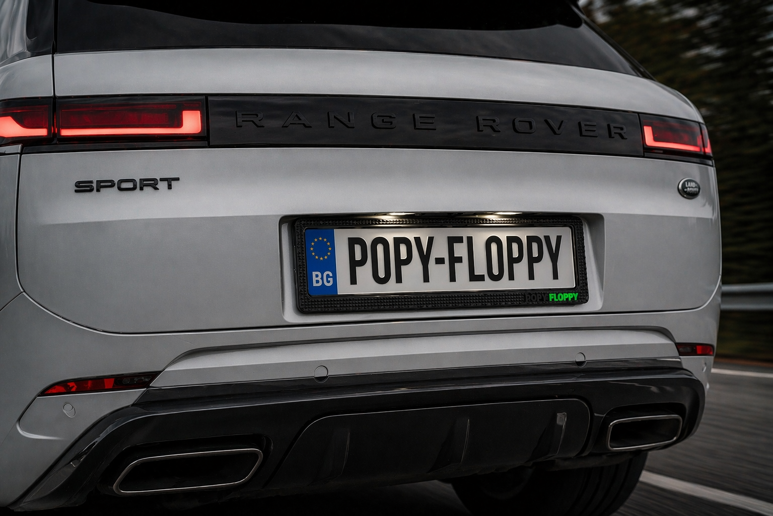 Рамка Пирамида — монтирана на Range Rover Sport, задна табела