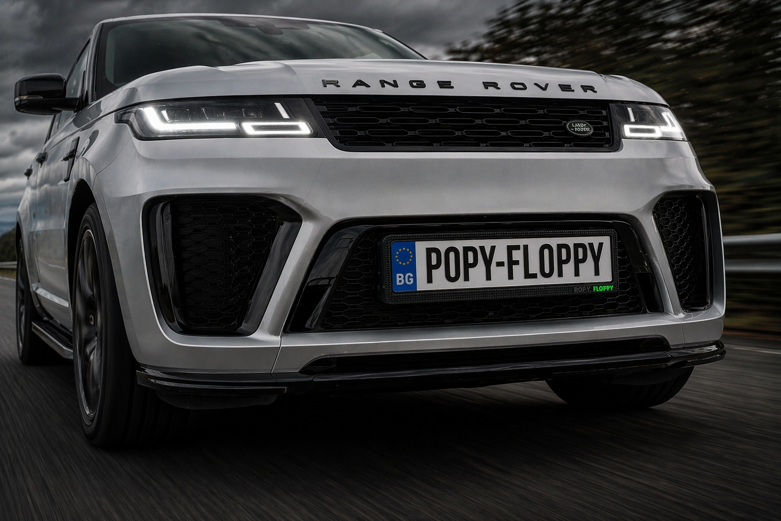 Рамка Пирамида — монтирана на Range Rover Sport, предна табела